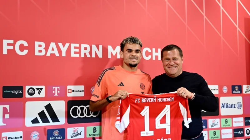Neuzugang Luis Díaz (l) an der Seite von Bayern-Sportvorstand Max Eberl - © Harry Langer/dpa