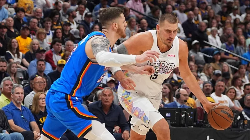 Isaiah Hartenstein (l.) muss um das Weiterkommen zittern. - &copy; David Zalubowski/AP/dpa