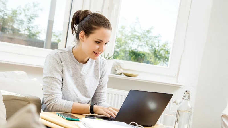 Nanu, was ist denn mit dem Gehalt passiert? Nach einer dicken Gehaltserh&ouml;hung ist der Nettozuwachs oft geringer als erwartet. - &copy; Christin Klose/dpa-tmn