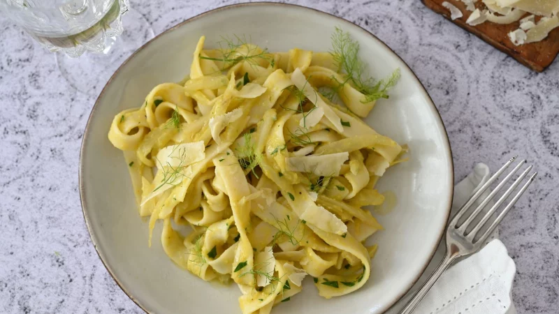 Wo sind die Dicken Bohnen hin? Sie wurden gekocht und p&uuml;riert und erinnern an cremige Sahneso&szlig;e mit Fenchel, die die Pasta umh&uuml;llt. - &copy; Julia Uehren/loeffelgenuss.de/dpa-tmn