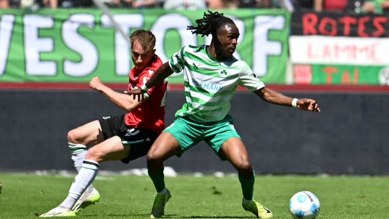 Fürther Torschütze: Noel Futkeu (r). - © Swen Pförtner/dpa