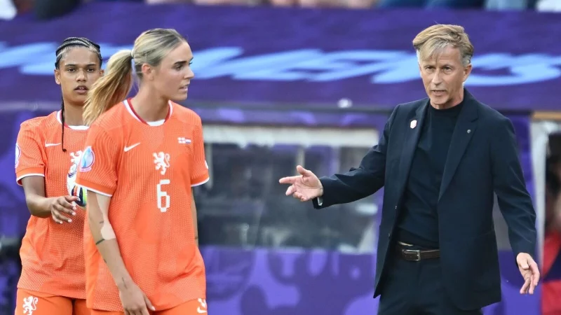 Was tun? Bondscoach Andries Jonker w&auml;hlte gegen England die falschen Mittel. - &copy; Sebastian Christoph Gollnow/dpa