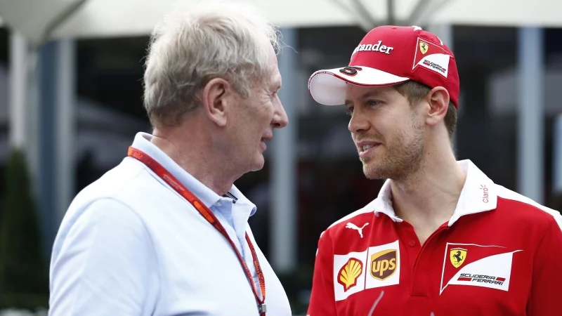 Sebastian Vettel (r) und Helmut Marko tauschen sich noch heute regelmäßig aus. - © Hasan Bratic/dpa