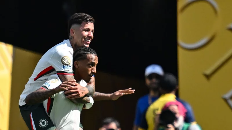 Enzo Fernandez (oben) feiert Matchwinner João Pedro nach dessen zweitem Tor gegen seinen Ex-Club Fluminense. Der Brasilianer hebt entschuldigend die Hände. - © Sven Hoppe/dpa