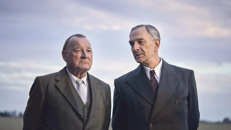 Die beiden Staatsm&auml;nner Adenauer (Burghart Klau&szlig;ner, l) und de Gaulle (Jean-Yves Berteloot). - &copy; Frank Dicks/ZDF/dpa