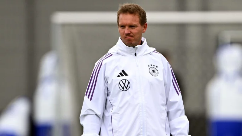 Julian Nagelsmann schaut selbst genau auf die Weltrangliste. - © Federico Gambarini/dpa