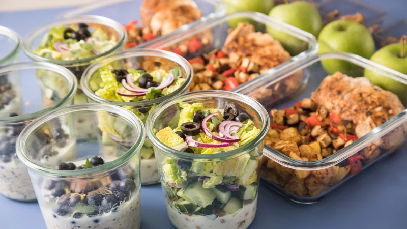 Das Hauptgericht kommt ganz zum Schluss: Um eine Kreuzkontamination mit Keimen zu verhindern, werden beim Meal Prep zuerst Salate und Dessert vorbereitet. - © Christin Klose/dpa-tmn