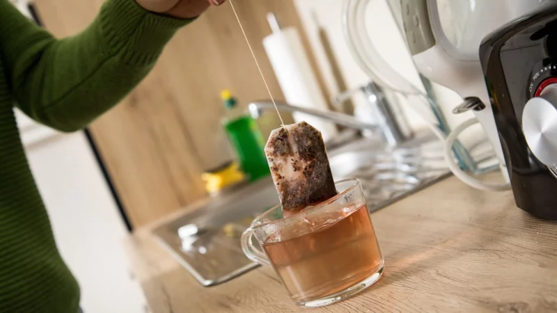 Wie viel Frucht ist wirklich im Fr&uuml;chtetee? An der Zutatenliste kann man es erkennen. - &copy; Christin Klose/dpa-tmn