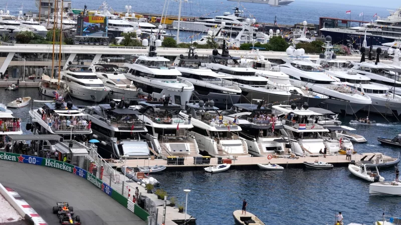 Ikonisch: Die Superreichen verfolgen das Geschehen von ihren Jachten im Hafen. - &copy; Luca Bruno/AP/dpa