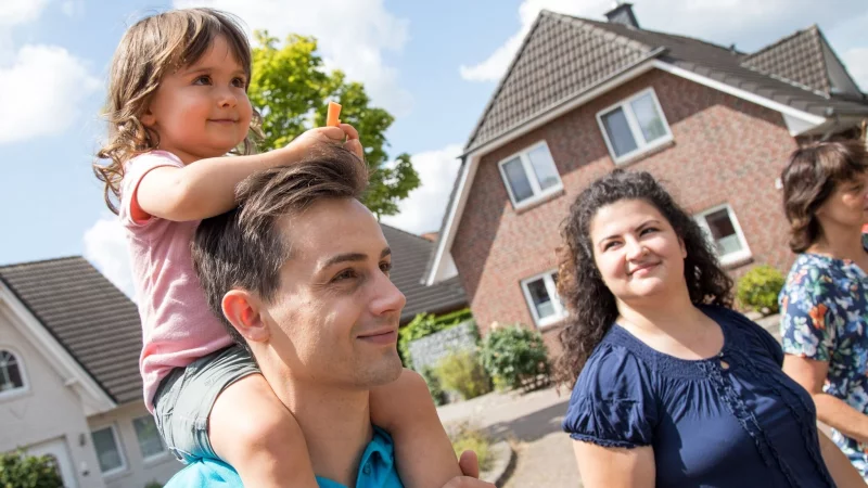 Mit Zuversicht ins Eigenheim: Wer auf der Suche nach den eigenen vier W&auml;nden ist, sollte genau wissen, wie viel Finanzierung m&ouml;glich ist. - &copy; Christin Klose/dpa-tmn
