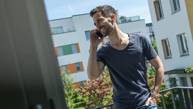 Eine Marktanalyse zeigt, dass sich mehr als jeder dritte Handytarif nach 24 Monaten verteuert. - © Christin Klose/dpa-tmn