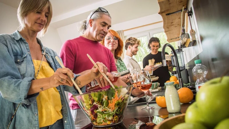 Was wollen wir kochen? Damit nicht immer wieder das gleiche Essen auf dem Tisch steht, ist gute Planung gefragt. - © Christin Klose/dpa-tmn
