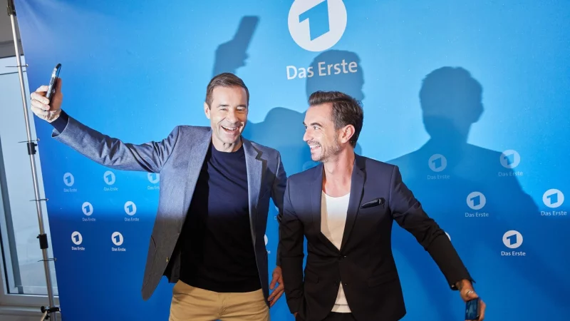 Kai Pflaume und Florian Silbereisen moderieren Goldene Henne (Archivbild). - © Georg Wendt/dpa