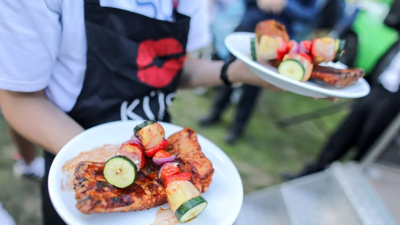 Studium, Ausbildung - oder erst mal jobben? Im besten Fall ergeben sich «wertvolle Impulse» für die Berufswahl. Zum Dauerzustand sollte es aber nicht werden. - © Jan Woitas/dpa/dpa-tmn