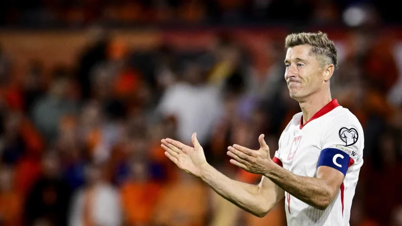 Robert Lewandowski blieb bei seinem Comeback in der polnischen Nationalelf unauffällig. - © Olaf Kraak/ANP/dpa