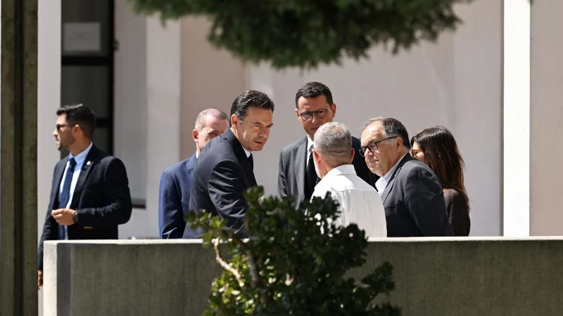 Portugals Ministerpräsident Luis Montenegro erweist Diogo Jota und seinem Bruder die Ehre. - © Pa/PA Wire/dpa