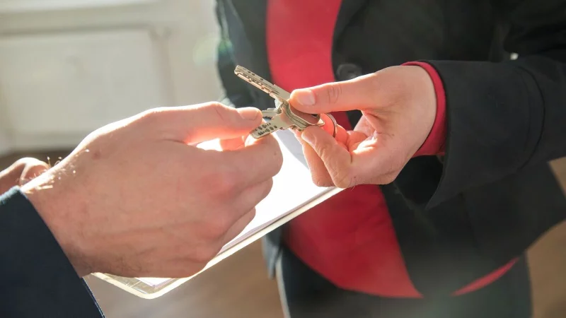 Wird eine Schenkung von Verm&ouml;genswerten an eine Pflegeleistung gekoppelt, lassen sich Steuern sparen. - &copy; Christin Klose/dpa-tmn