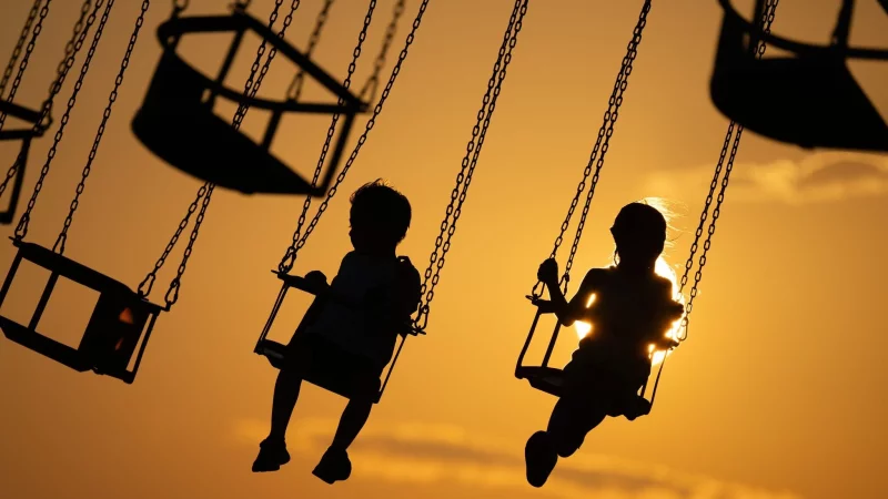 Alles gut, oder? Wenn das eigene Kind aus der Bahn kommt und anderen Gewalt antut, ist das für Eltern schlimm. Sie können aber vorbeugen. - © Sebastian Kahnert/dpa/dpa-tmn