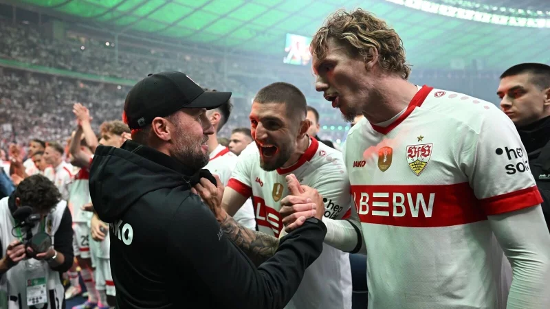 Nick Woltemade (r) will zum FC Bayern wechseln. - © Bernd Weißbrod/dpa