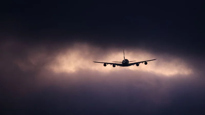 Eskalation über den Wolken: Bei schwerem Fehlverhalten dürfen Piloten zwischenlanden, und der Passagier zahlt. - © Christian Charisius/dpa/dpa-tmn