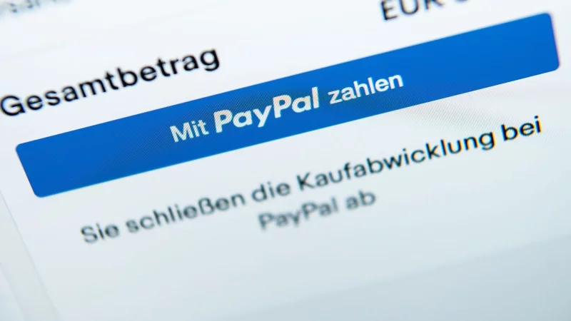 Vorsicht bei Zahlungen: Die Nutzung der PayPal-Funktion „Freunde & Familie“ bietet keinen Käuferschutz und birgt Betrugsrisiken. - © Silas Stein/dpa