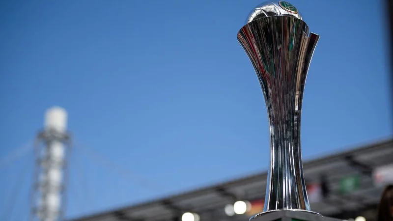 Der Gewinn des DFB-Pokals bringt den Fußballerinnen auch ein paar Euro. - © Fabian Strauch/dpa