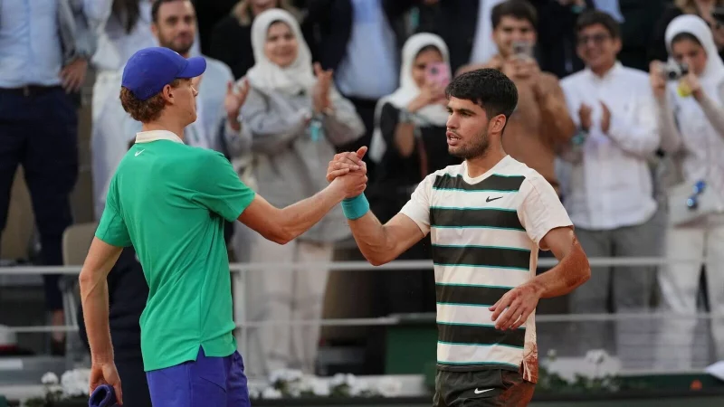 Wer muss dieses Mal gratulieren? Sieger Carlos Alcaraz (r) und Jannik Sinner nach dem French-Open-Finale. - © Thibault Camus/AP/dpa