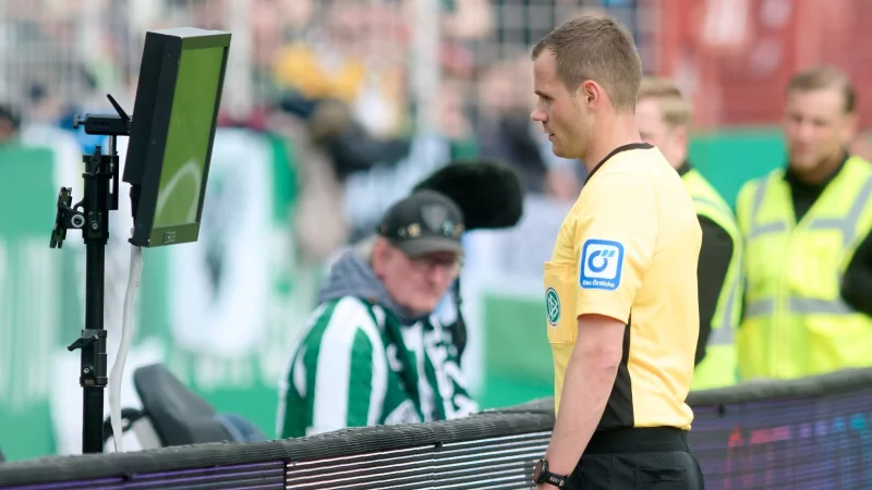 Robin Braun war Anfang Februar der erste Schiedsrichter mit einer Durchsage im deutschen Profifußball. - © Bernd Thissen/dpa