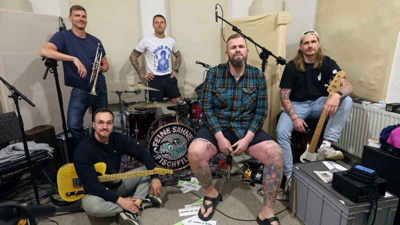 Max Bobzin, Hauke Segert, Olaf Ney, Jan «Monchi» Gorkow und Kai Irrgang (l-r) von der Band Feine Sahne Fischfilet in ihrem Proberaum. - © Bernd Wüstneck/dpa