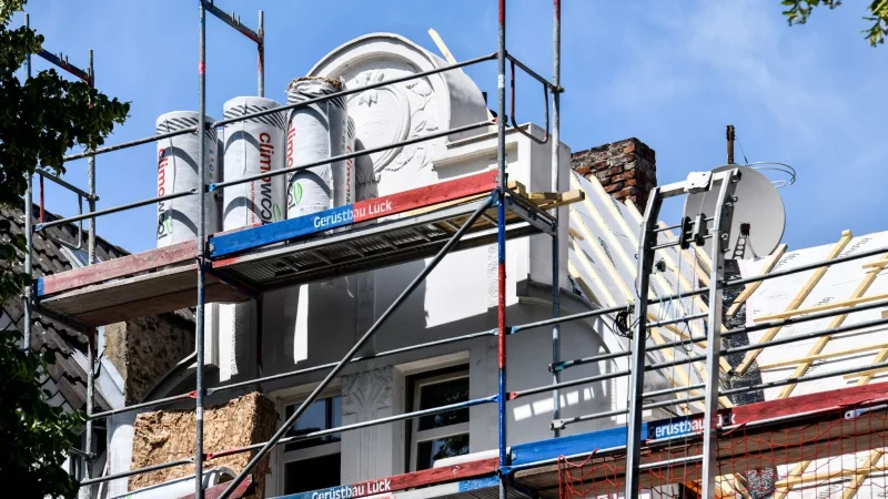 Altes bewahren: Die Sanierung einer Immobilie kann teuer und aufwendig sein, Eigentümer können aber oft von Förderungen profitieren. - © Kirsten Neumann/dpa-tmn