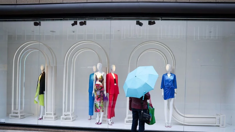 Wenn jeder Schritt zur Last wird: Die chronische Gef&auml;&szlig;erkrankung pAVK wird auch Schaufensterkrankheit genannt. - &copy; Christian Charisius/dpa/dpa-tmn