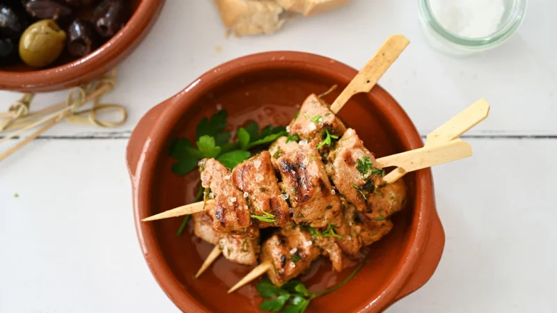 Die maurischen Spieße «Pinchos Morunos» haben vor dem Grillen in einer Marinade aus Knoblauch, Kreuzkümmel, Paprika, Säure und Olivenöl gebadet. - © Julia Uehren/loeffelgenuss.de/dpa-tmn