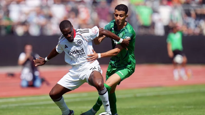 Eintracht Frankfurt um Niels Nkounkou (l) steht in der zweiten Runde des DFB-Pokals. - © Thomas Frey/dpa