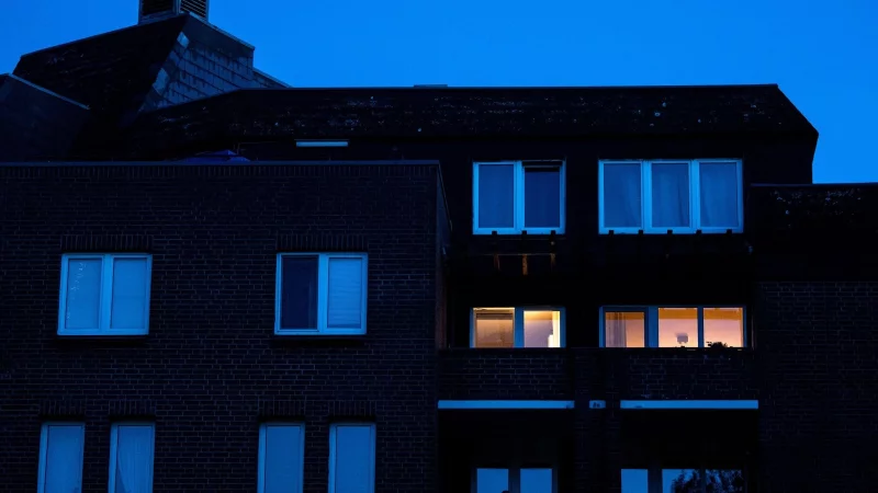 Licht an, Licht aus: Wer möchte, dass sein Zuhause auch während einer längeren Abwesenheit bewohnt aussieht, kann zum Beispiel Zeitschaltuhren installieren. - © Daniel Bockwoldt/dpa/dpa-tmn