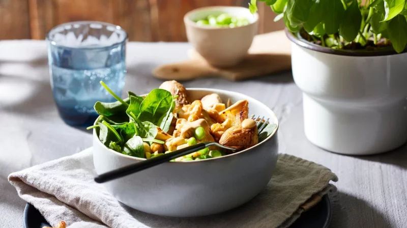 Punktet mit Proteinen: Die Kartoffel-Fitness-Bowl mit Cashewkernen und Kichererbsen ist vielseitig und einfach zubereitet. - © KMG/die-kartoffel.de /dpa-tmn