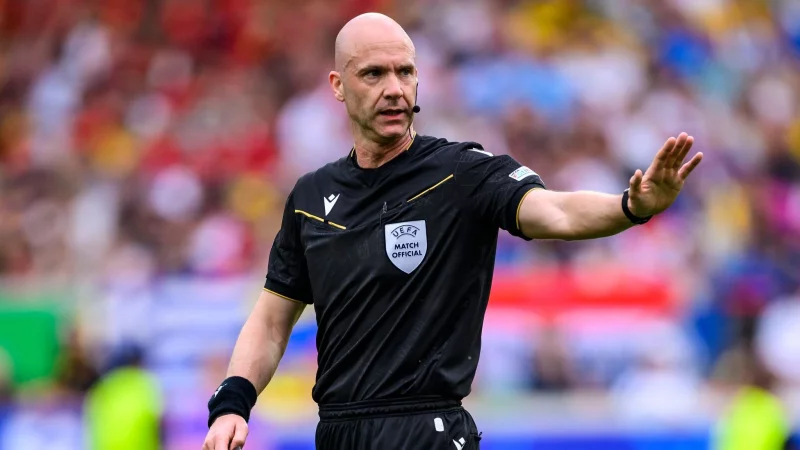 Pikante Ansetzung: Schiedsrichter Anthony Taylor pfeift das Viertelfinalspiel des FC Bayern gegen Paris Saint-Germain. - &copy; Tom Weller/dpa