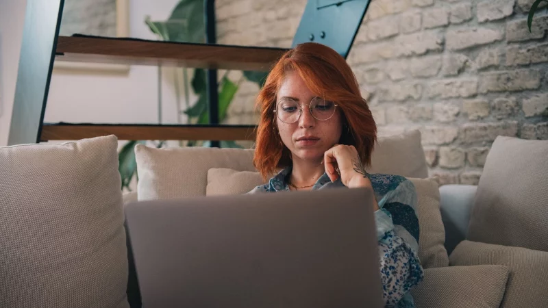 Passt der Job wirklich zu mir? Auch wenn sich ein Angebot hat sehr gut anhört, sollten Bewerber innehalten und ihre persönlichen Bedürfnisse analysieren. - © Zacharie Scheurer/dpa-tmn