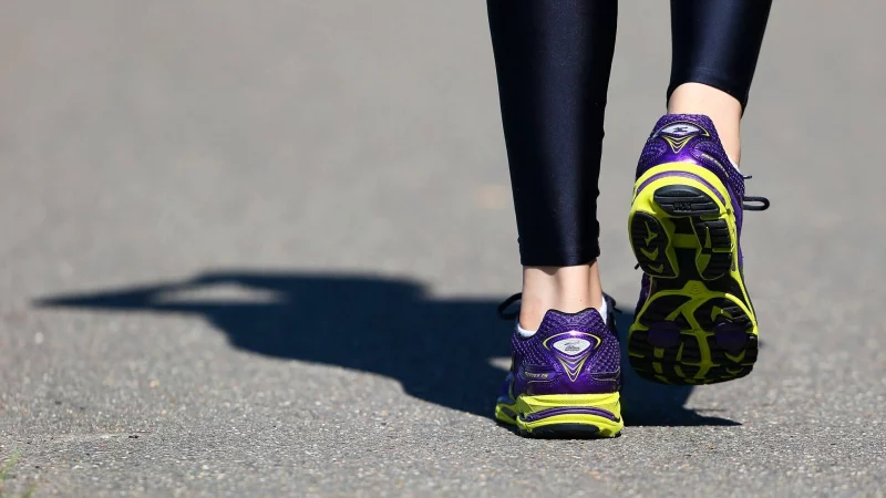 Schritt f&uuml;r Schritt: T&auml;glich 7.000 Schritte zu gehen, kann das Risiko f&uuml;r eine Vielzahl chronischer Krankheiten deutlich senken. - &copy; Nic Bothma/epa/dpa-tmn