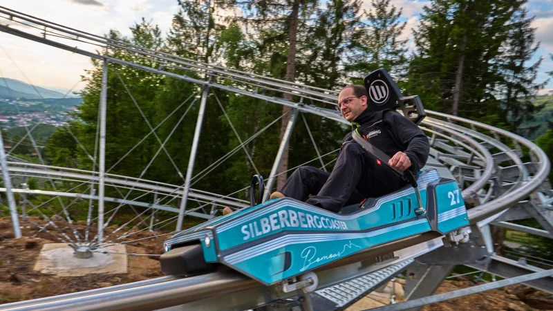 Mit der neuen Allwetterrodelbahn &laquo;Silberberg Coaster&raquo; geht es mit bis zu 40 km/h rund 800 Meter lang durch die Baumkronen. - &copy; Marco Felgenhauer/Bodenmais Tourismus/dpa-tmn