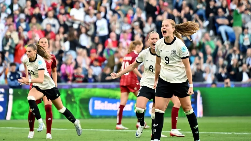 Die neue Vizekapitänin Sjoeke Nüsken (r) jubelt nach ihrem Elfmetertor. - © Sebastian Christoph Gollnow/dpa