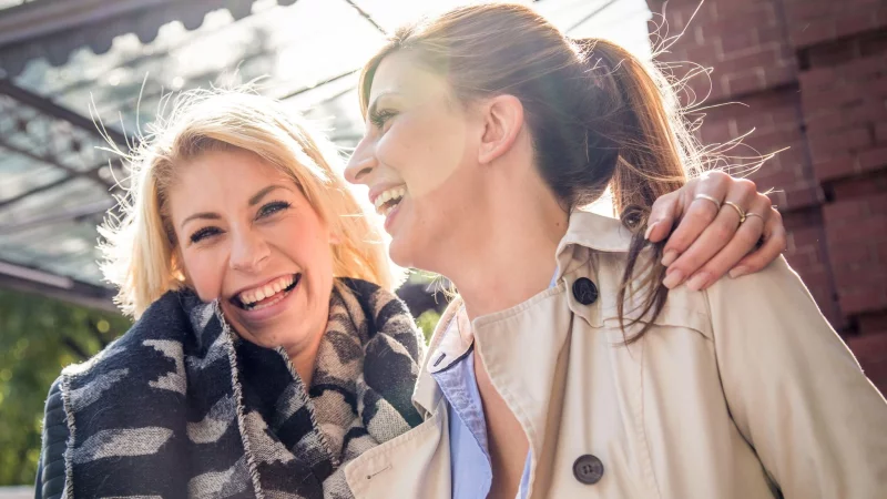 Gespräche als Training: Soziale Kontakte aktivieren durch Mimik, Gestik und Sprache wichtige Hirnregionen. - © Christin Klose/dpa-tmn