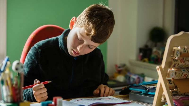 Ohne zu viel Plastik, Glitzer und Schadstoffe lernen Kinder umweltfreundlicher und ges&uuml;nder. - &copy; Christin Klose/dpa-tmn