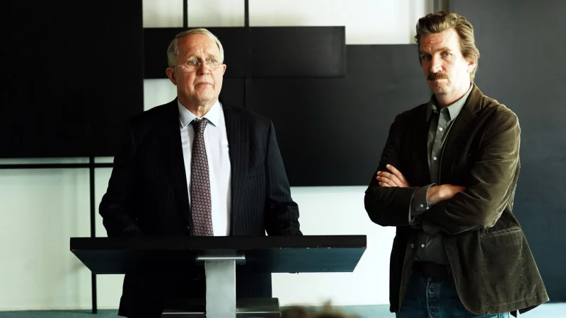 Der damals zust&auml;ndige Staatsanwalt Gero Schmidt (Harald Krassnitzer, li.) und Ermittler Kai Matzen (Karsten Antonio Mielke, re.) informieren die Presse &uuml;ber den Fund der Leiche. - &copy; Hans-Joachim Pfeiffer/ARD Degeto/Programmplanung und P/dpa