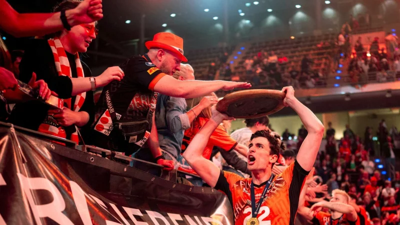 Geburtstagskind Jake Hanes führte die Ehrenrunde für die Berlin Volleys an. - © Julius Frick/dpa