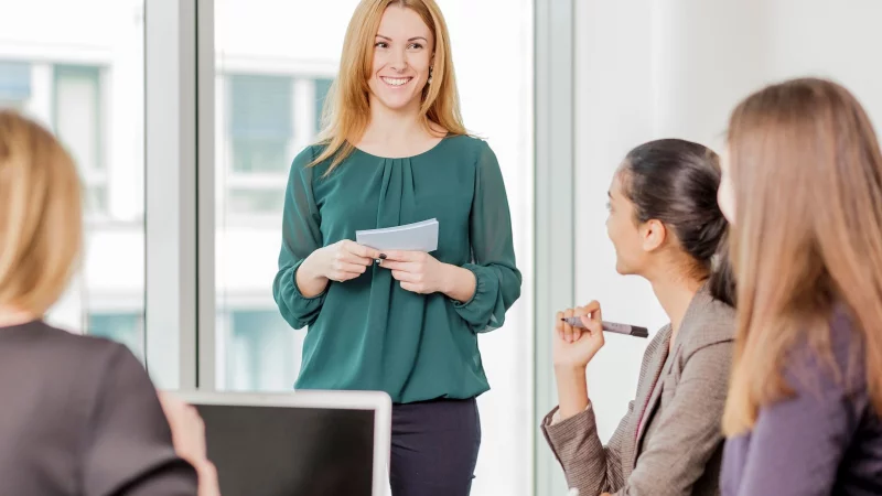 Gestik und Mimik sind f&uuml;r ein selbstbewusstes und kompetentes Auftreten ebenso wichtig wie die Haltung. - &copy; Monique W&uuml;stenhagen/dpa-tmn