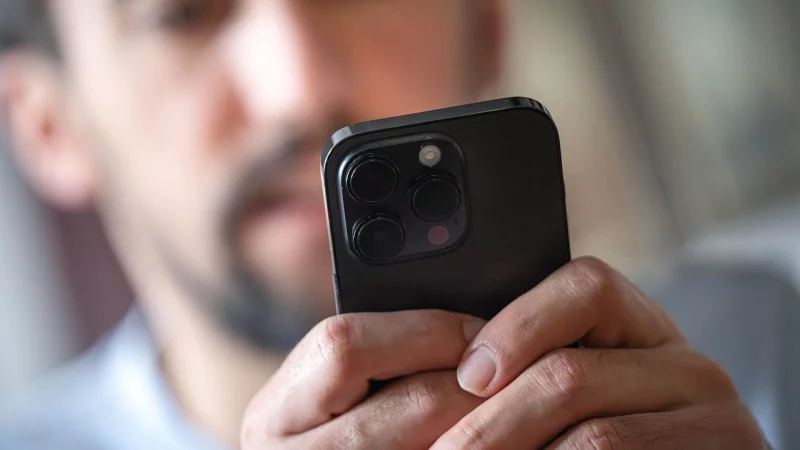 Die App Nina schickt künftig auch Hinweise auf angedrohte Gewalttaten aufs Smartphone. - © Sina Schuldt/dpa