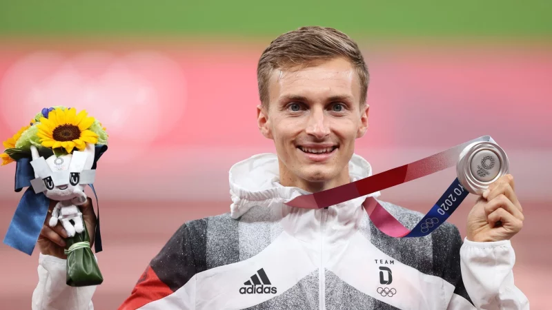 Geher Jonathan Hilbert gewann vor vier Jahren die Silbermedaille bei den Olympischen Spielen in Tokio. - © Oliver Weiken/dpa