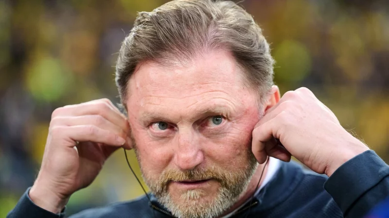 Laut Medien vor dem Aus: Wolfsburgs Trainer Ralph Hasenh&uuml;ttl. - &copy; Bernd Thissen/dpa