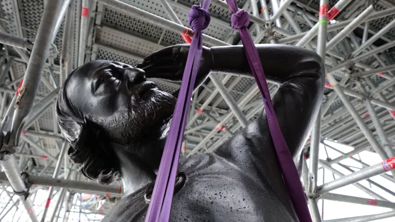 Mit der R&uuml;ckkehr der Statue des Apostels Thomas ist die Gruppe aus 16 Kupferstatuen am Turm von Eug&egrave;ne Viollet-le-Duc komplett. - &copy; Romaric Toussaint/Reb&acirc;tir No/dpa