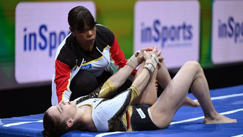 Trainerin LaPrise Harris-Williams kümmert sich um Helen Kevric. - © Marijan Murat/dpa